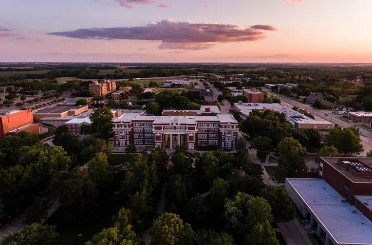 恩波里亚州立大学校园的鸟瞰图