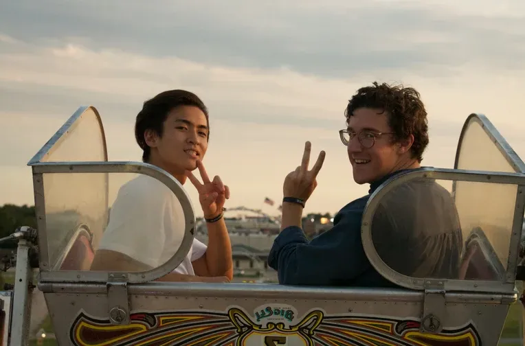两个学生乘坐摩天轮