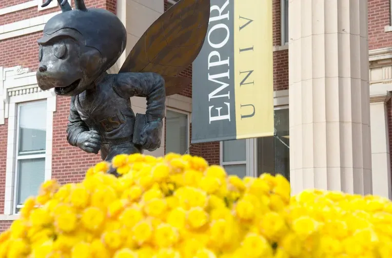 Emporia State' Mascot Corky in front of 帕朗柏大厅